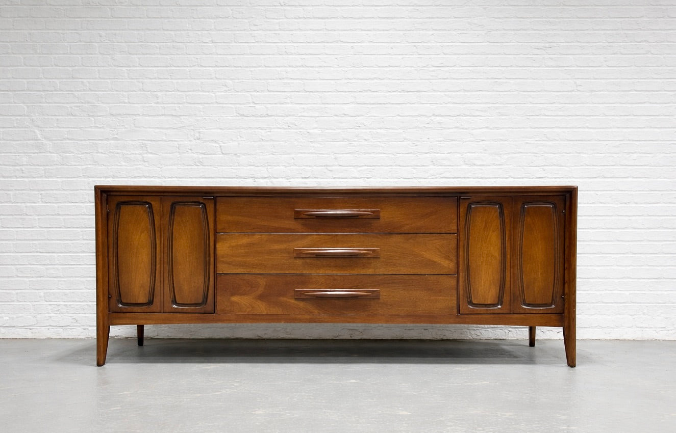 Mid Century Modern Walnut Credenza / Long Dresser by Broyhill Premier, C. 1960's Mid Century Modern Walnut Credenza / Long Dresser by Broyhill Premier, C. 1960's