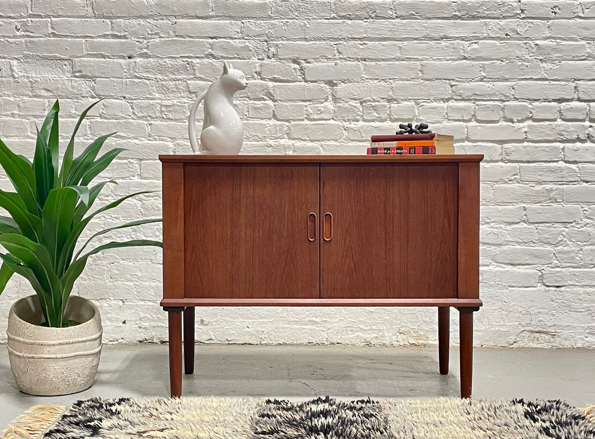 ☆☆☆ページDORIS アンティーク ヴィンテージ レトロ モダン DANISH Mid Century MODERN Tambour Door Jr. Credenza / Vinyl Record