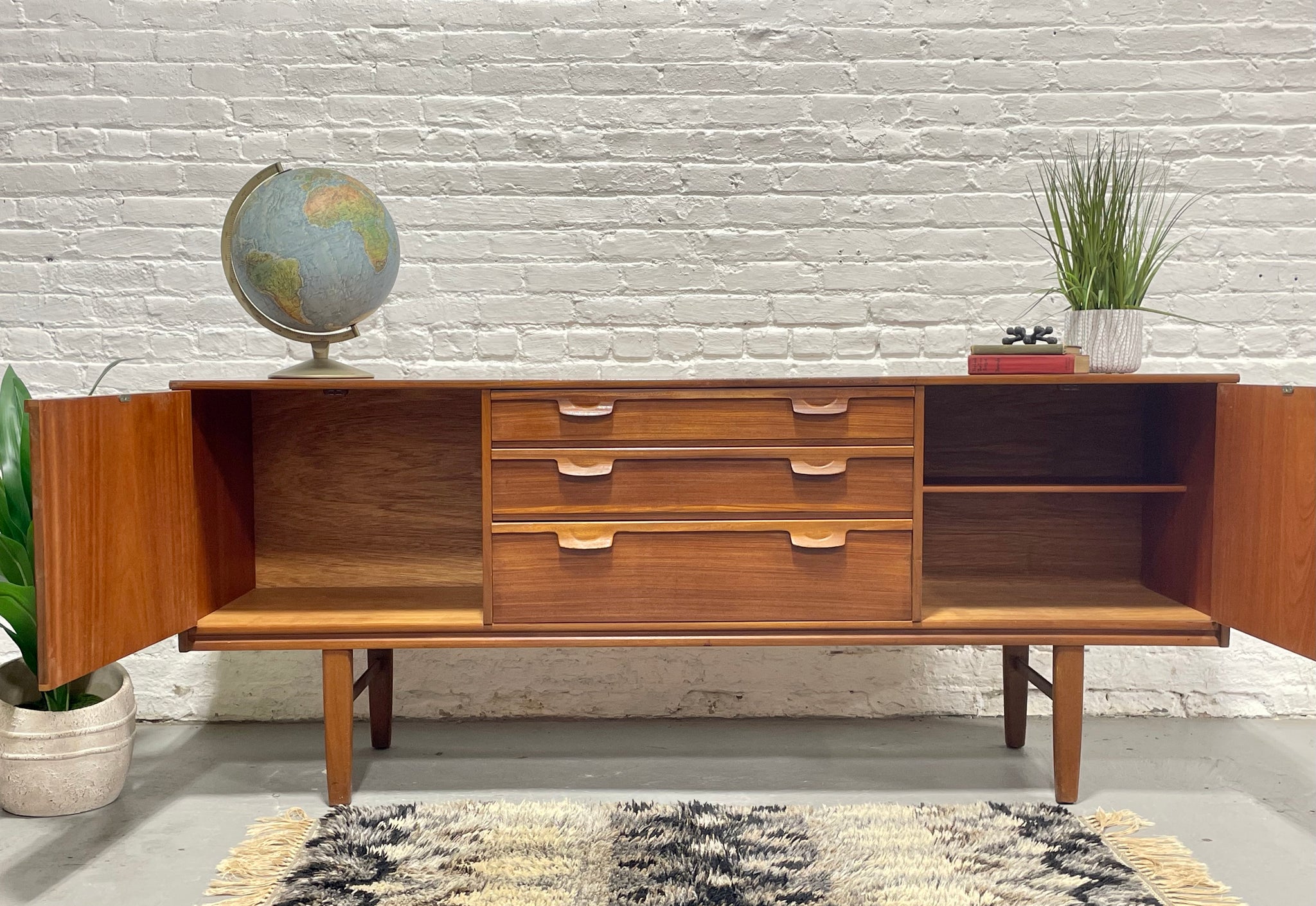 コクサイ NEW CENTURY Mid Century Modern Danish Teak Credenza / Media Console – 1960s