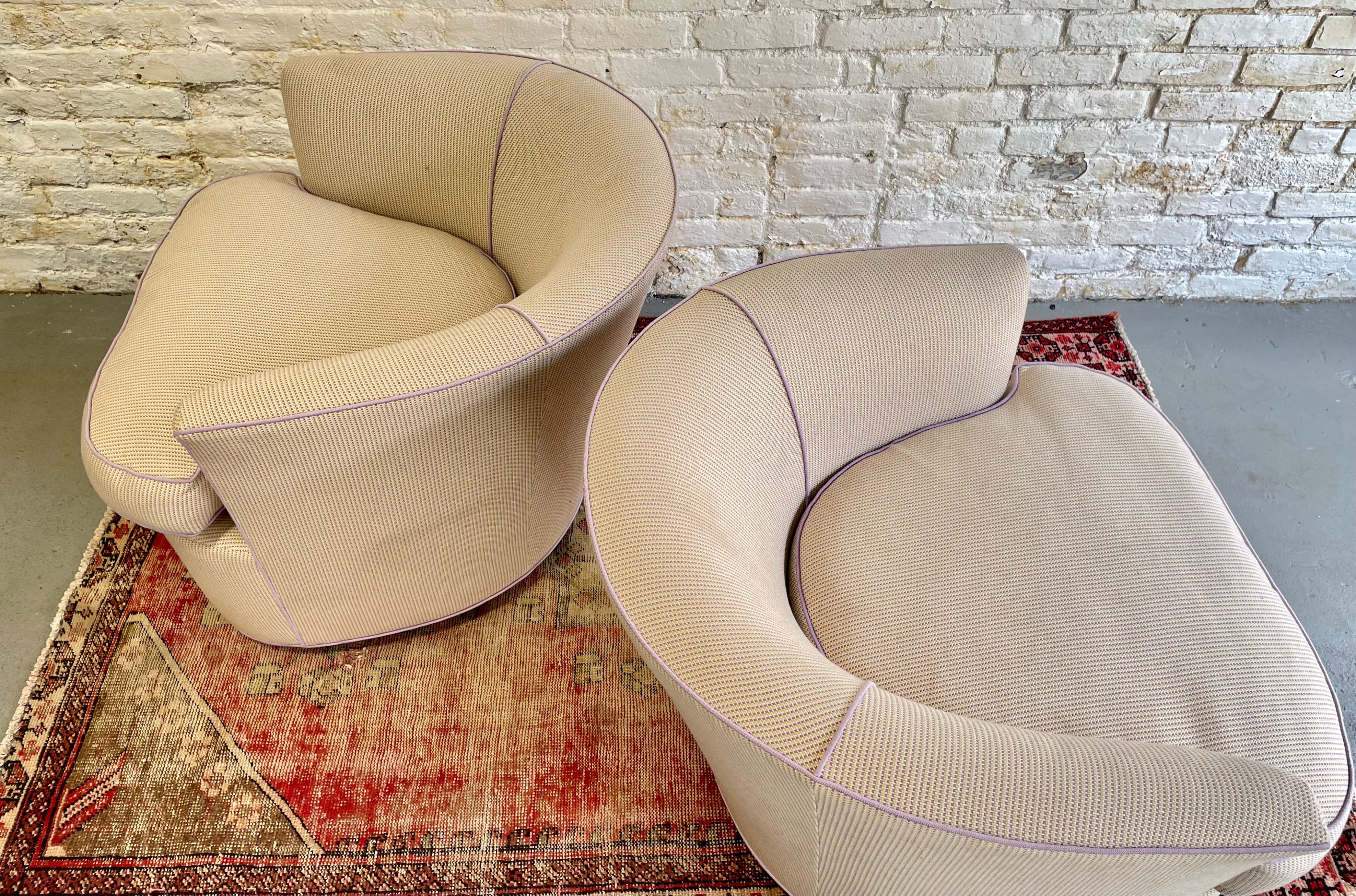 Mid Century Modern SWIVEL LOUNGE Chairs in the style of Kagan, a Pair